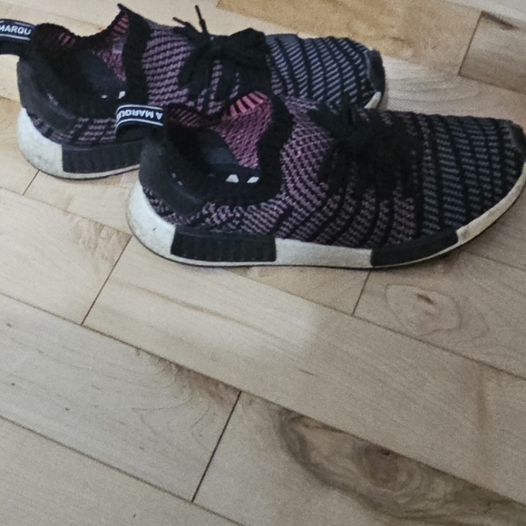 Adidas NMD BOOST R1 Men's SIZE 9 Core Black Solar Pink - Picture 5 of 6